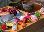 【部屋食】別荘に料理人を招く特別プラン。<br>目の前で握るお寿司やお造り、海の幸の逸品料理など
